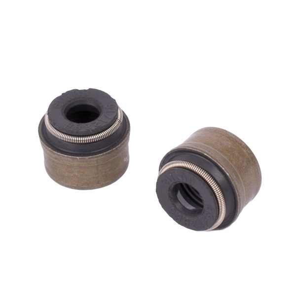 724.590, Tetningsring, ventilstamme, Simering vent.6x8,8/12,2x9,3, ELRING, Artega Audi Bentley Chrysler Cupra Dodge Donkervoort Ford Gaz Jeep KTM Lamborghini Mitsubishi Porsche Seat Škoda-VW Skyper Volkswagen 1,2i/1,4i/1,4TDi/1,6i/2,0TDi/2,5TDi, 036109675A, 8M0066292, 95510511510, LDY000060, 06B109675B, 955.105.675.10, 06J105675, 955.105.675.20, 06J109675, 996.105.115.52, 06K109675, 02741, 12010200, 12014670, 1656050, 50-306147-50, 70-31306-00, B45940, PA6097, SS71074, 12021100, 12051545, B45940A, SS71074-1, 49472015, SS45940, SS45940A